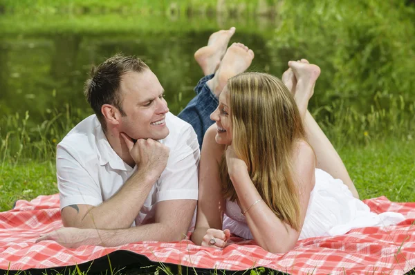 Pareja joven enamorada — Foto de Stock