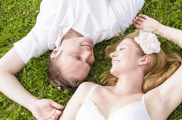 Pár láska v trávě — Stock fotografie