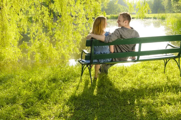 V lásce na lavičce v parku — Stock fotografie
