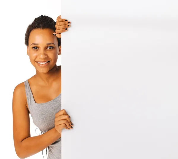 Девушка с пустым билбордом — стоковое фото