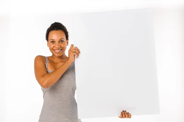 空白の白い看板を持っているアフリカ系アメリカ人の女性 — ストック写真