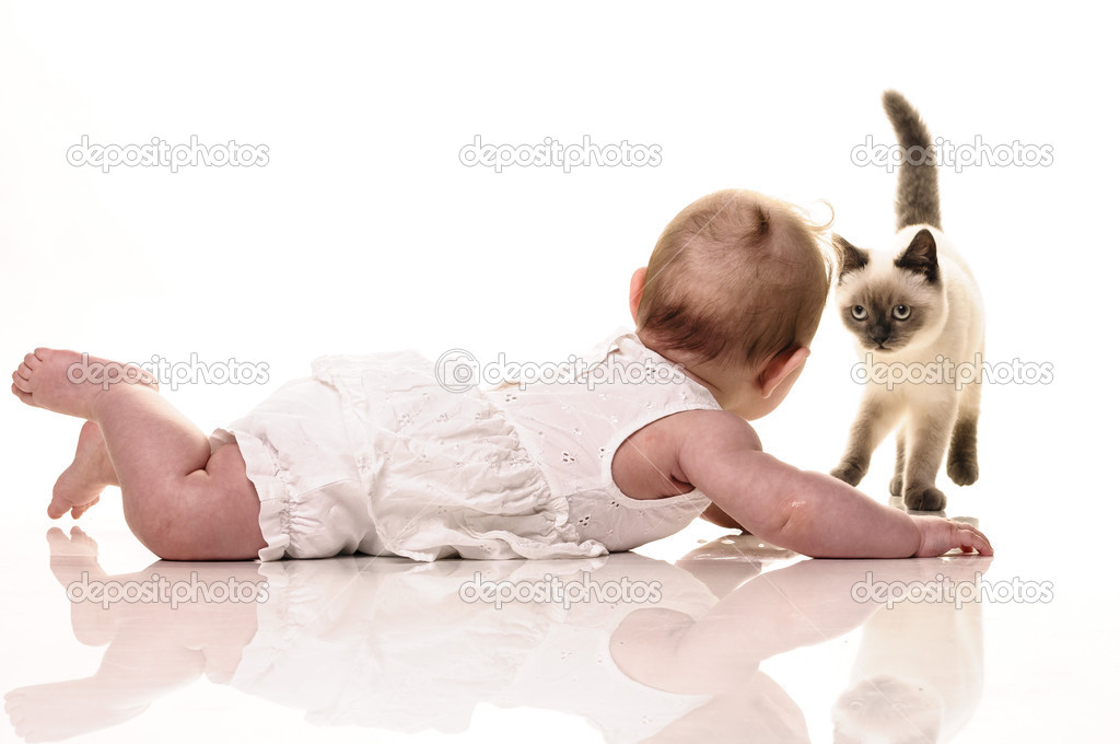 Bebe Avec Chaton Image Libre De Droit Par Runzelkorn C