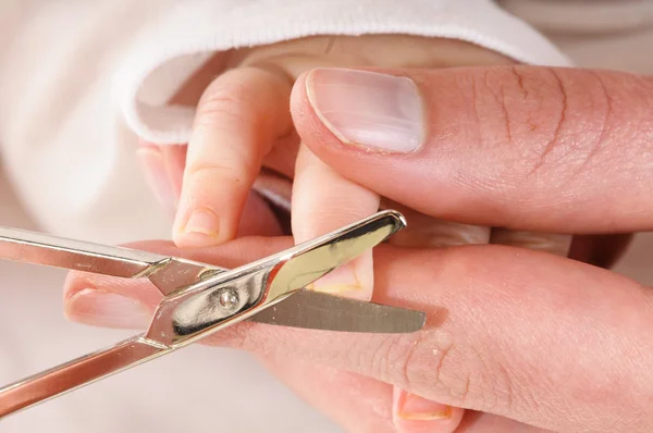 Couper les ongles bébé — Photo