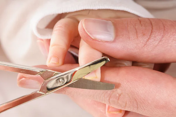 Baby nagels knippen — Stockfoto