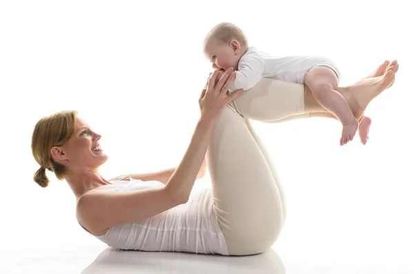 Moeder-kind sport postnatale oefeningen Rechtenvrije Stockafbeeldingen