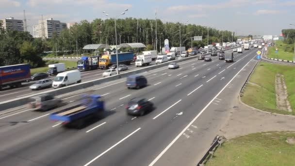 Traffico di veicoli sulla strada MKAD a Mosca — Video Stock