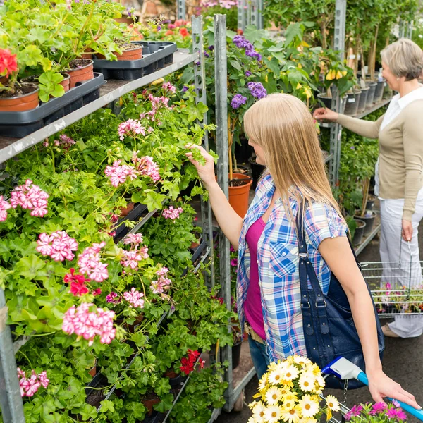 Donna al centro del giardino shopping per fiori — Foto Stock