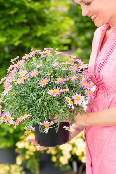 女性ホールド鉢植えなデイジーの花ガーデン センター — ストック写真