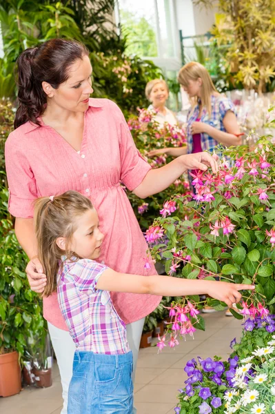 Mujer joven con hija visita jardín botánico — Foto de Stock