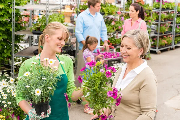 Kund på HANDELSTRÄDGÅRDEN köpa krukväxt blommor — Stockfoto