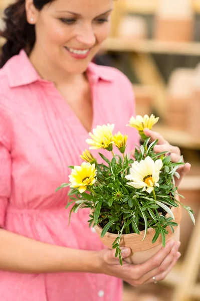 Mulher segurar amarelo vaso flor — Fotografia de Stock