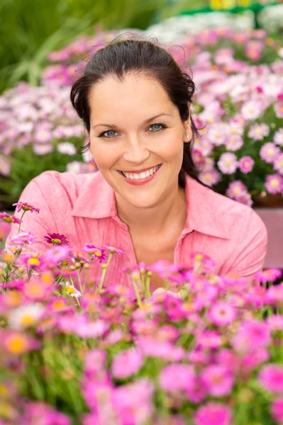 Retrato hermosa mujer con flores de margarita púrpura —  Fotos de Stock