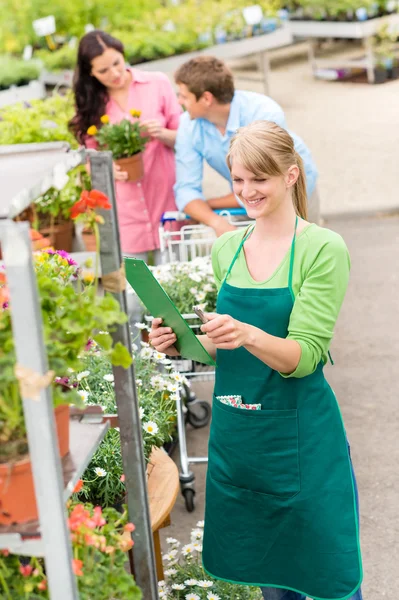 Bloemist op tuincentrum retail inventaris — Stockfoto