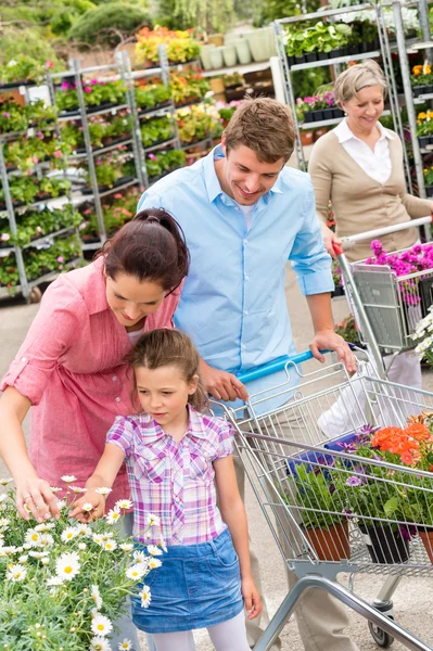 HANDELSTRÄDGÅRDEN familjen shopping blommor — Stockfoto