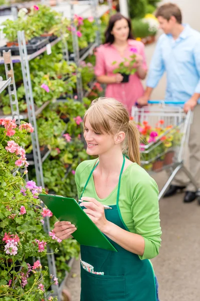 Floristería mujer hacer inventario en tienda de jardín — Foto de Stock