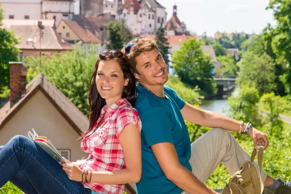 Jovem casal feliz visitar cidade viagem de férias — Fotografia de Stock