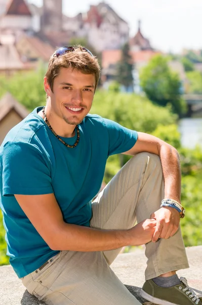 Jonge man bezoek stad bezienswaardigheden poseren glimlachen — Stockfoto