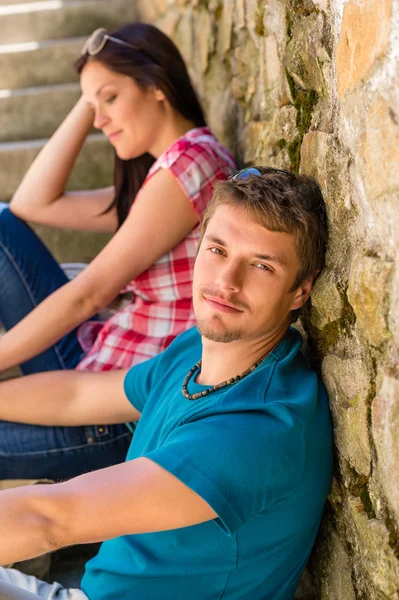 Jeune couple se détendre sur les escaliers en pierre — Photo