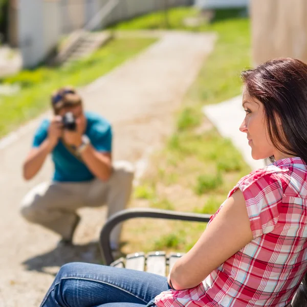 Mladý muž se fotografie jeho přítelkyně — Stock fotografie