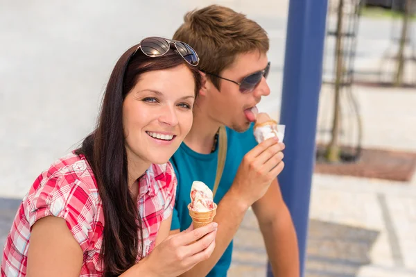 Genç kadın ve erkek dondurma yemek — Stok fotoğraf