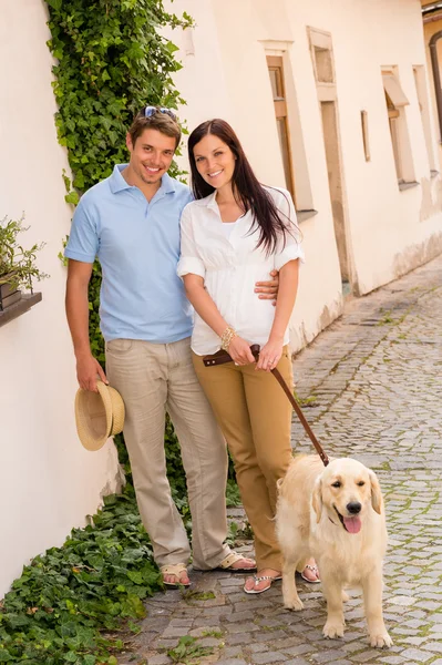 Modern paar met hond in de romantische stad — Stockfoto