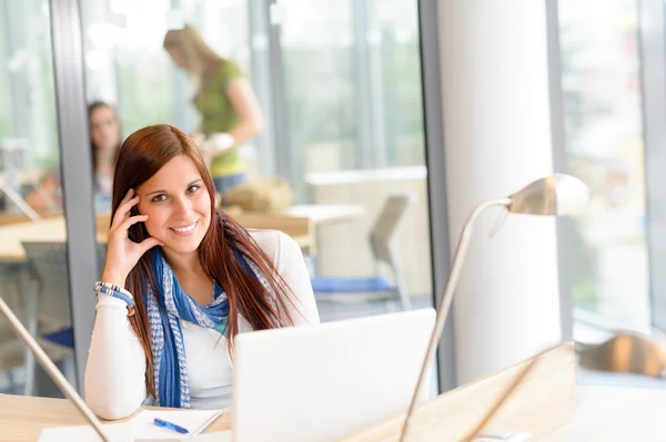 Glad gymnasiestudent med laptop — Stockfoto