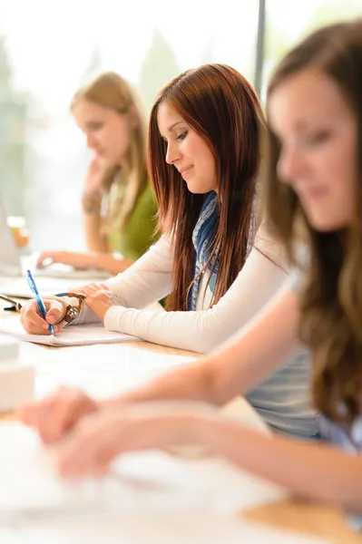 Studenti v učebně sedí v řadě — Stock fotografie