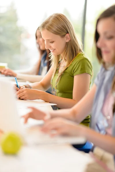 Glückliche Studentinnen während des Unterrichts — Stockfoto