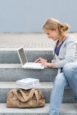 adımları iş laptop üzerinde oturan bir öğrenci Bayan