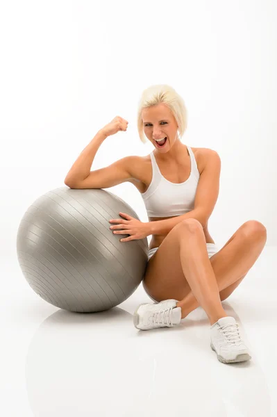 Mujer fitness con éxito con bola de ejercicio blanco — Foto de Stock