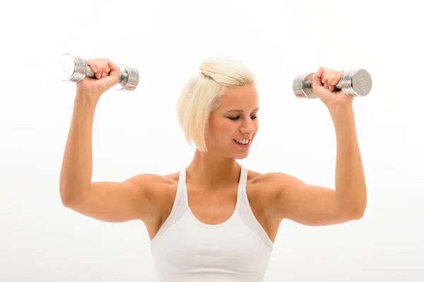 Fitness vrouw tillen gewichten op zoek biceps — Stockfoto