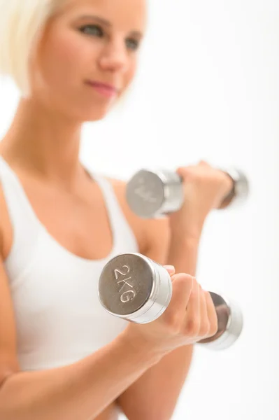 Mulher exercício halteres fitness branco close-up — Fotografia de Stock