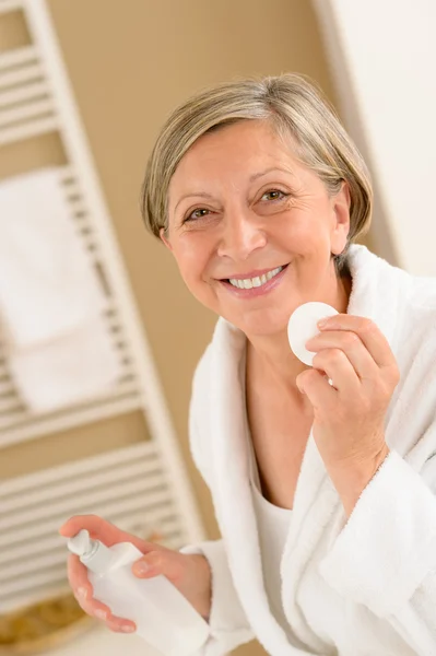 Seniorin hält Schminkkissen in der Hand — Stockfoto