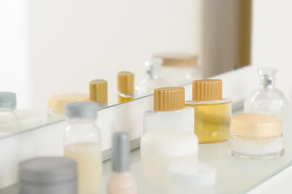 Étagère de salle de bain avec produits de beauté et d'hygiène — Photo