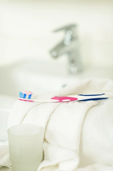 Tandenborstel met tandpasta close-up tanden hygiëne — Stockfoto