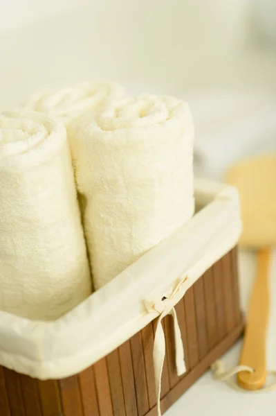 Asciugamani da bagno piegati in cestino di legno — Foto Stock