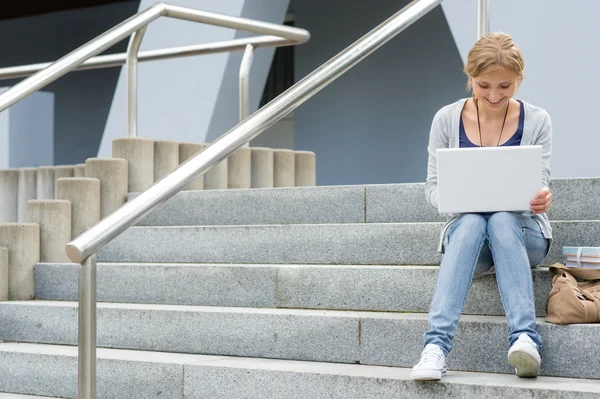 Ragazza adolescente che lavora sul suo computer portatile — Foto Stock