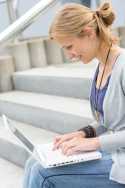 Jonge vrouw die werkt op haar laptopcomputer — Stockfoto