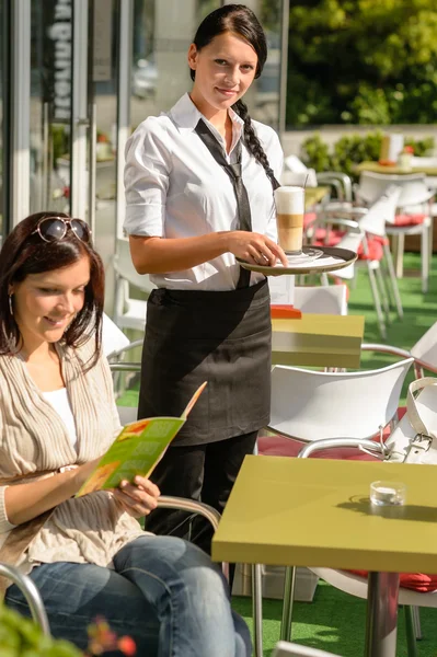 Mulher verificando garçonete menu trazendo café ordem — Fotografia de Stock