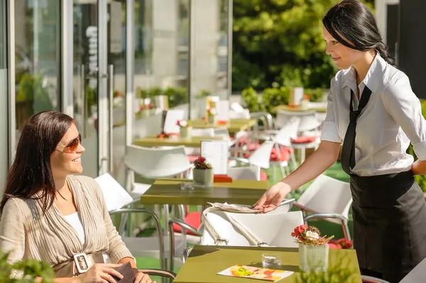 Cameriera dare indietro cambiavalute ristorante terrazza — Foto Stock