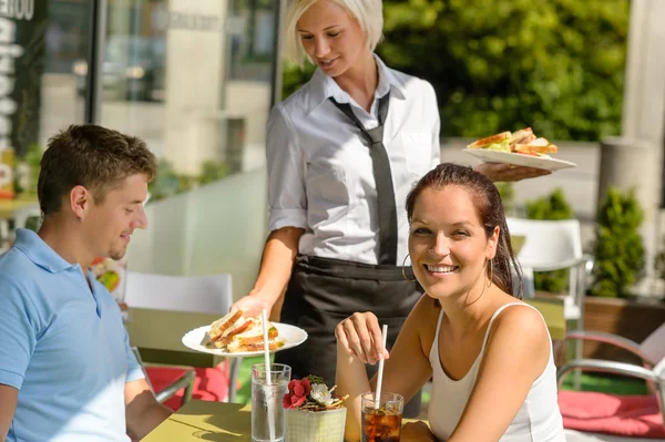 Cameriera portare coppia pranzo cibo ristorante terrazza — Foto Stock