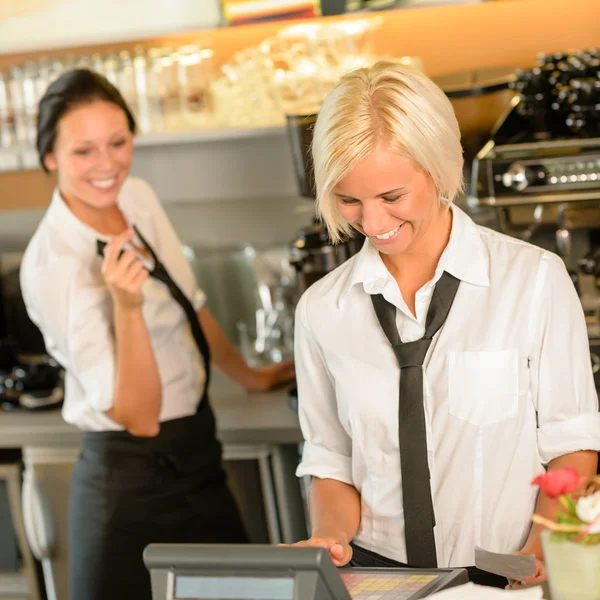 Cafékellnerin kassiert für Rechnung — Stockfoto