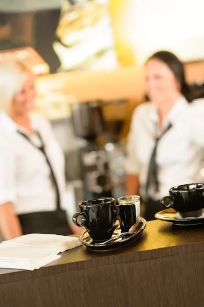 Foco seletivo de canecas de café no café — Fotografia de Stock