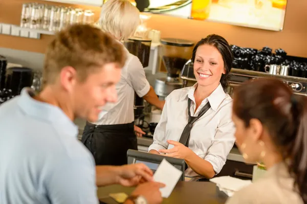 Kilka płacenia rachunku w kawiarni kasa — Zdjęcie stockowe