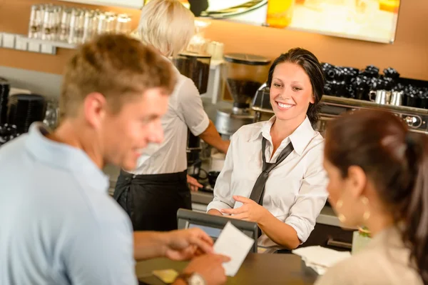 Çift Cafe nakit masasında fatura ödeme