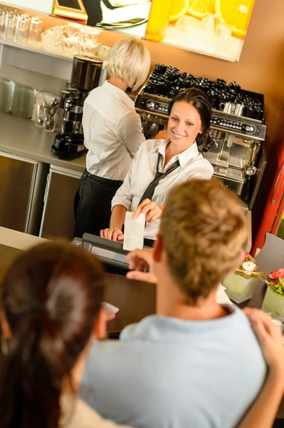 Café empregado mulher dando recibo de conta de homem — Fotografia de Stock