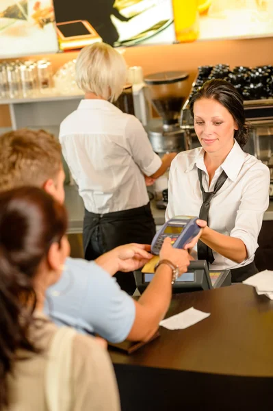 Man betala faktura på café med kort — Stockfoto