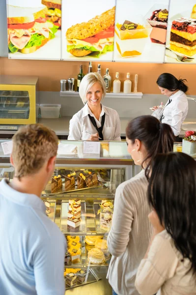 Kunderna står i kö för att köpa dessert — Stockfoto