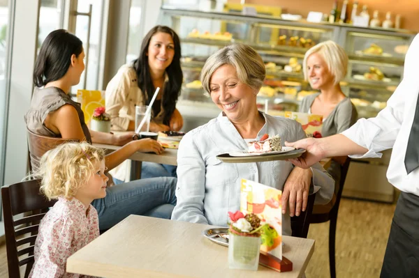 Mormor och barnbarn väntar tårta för café — Stockfoto