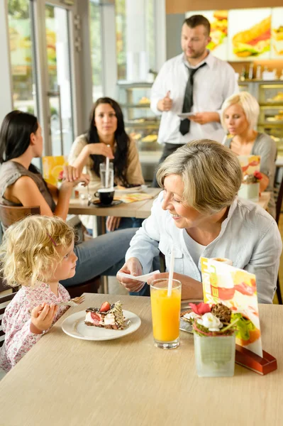 Bambino con nonna al caffè mangiare torta — Foto Stock